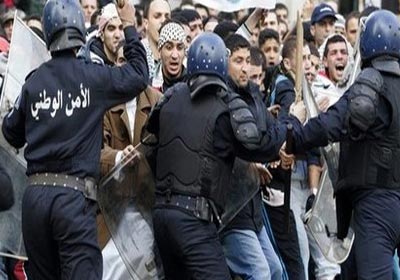 الشرطة الجزائرية تفض مظاهرات بالقوة